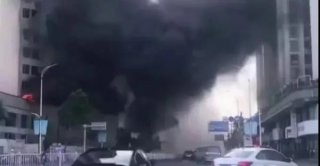 廣東汕頭一在建樓盤突發(fā)火災(zāi),現(xiàn)場(chǎng)濃煙滾滾,相當(dāng)驚險(xiǎn)! 廣東汕頭一在建樓盤突發(fā)火災(zāi),現(xiàn)場(chǎng)濃煙滾滾,相當(dāng)驚險(xiǎn)!